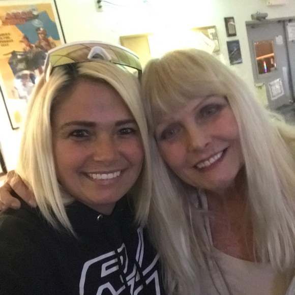 Meet your Poshers, Ashley and Kathy! - Picture 3 of 3